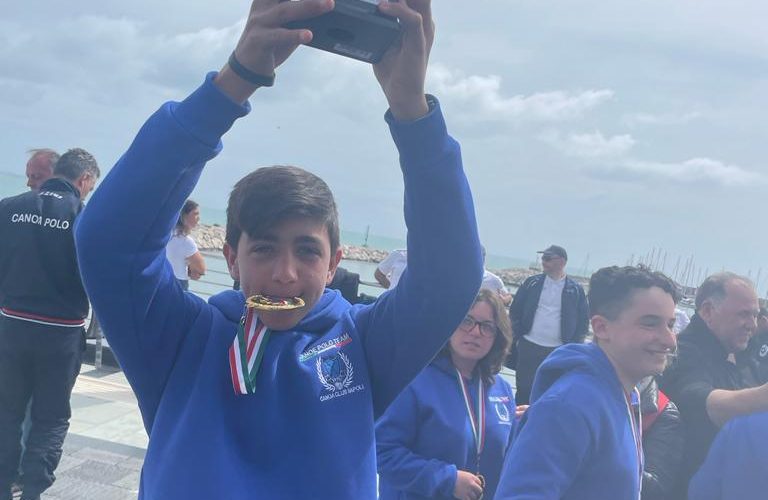 Coppa Italia maschile Under 21 e Under 14 di canoa – polo, vincono Catania e Napoli Il torneo si è disputato l’1 e 2 aprile nei pressi di Piazza della Libertà a Salerno