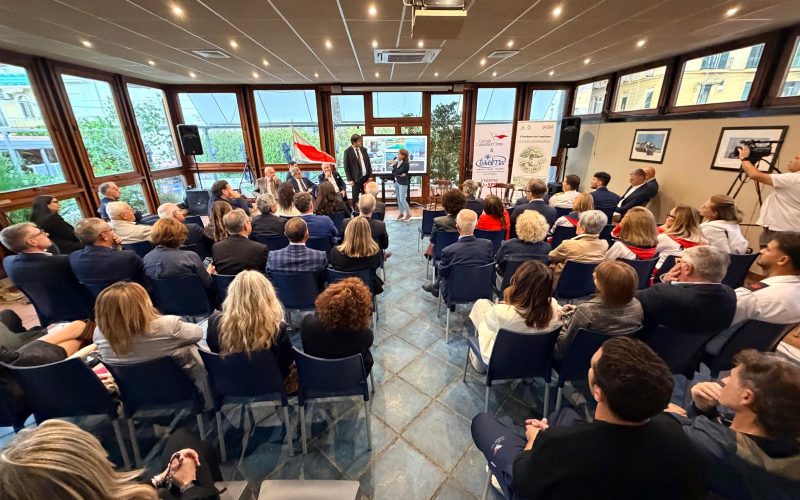 Grande partecipazione al Circolo Canottieri Irno per “Il mare nel futuro di Salerno – One Health in Action” Grande partecipazione al Circolo Canottieri Irno per “Il mare nel futuro di Salerno – One Health in Action”